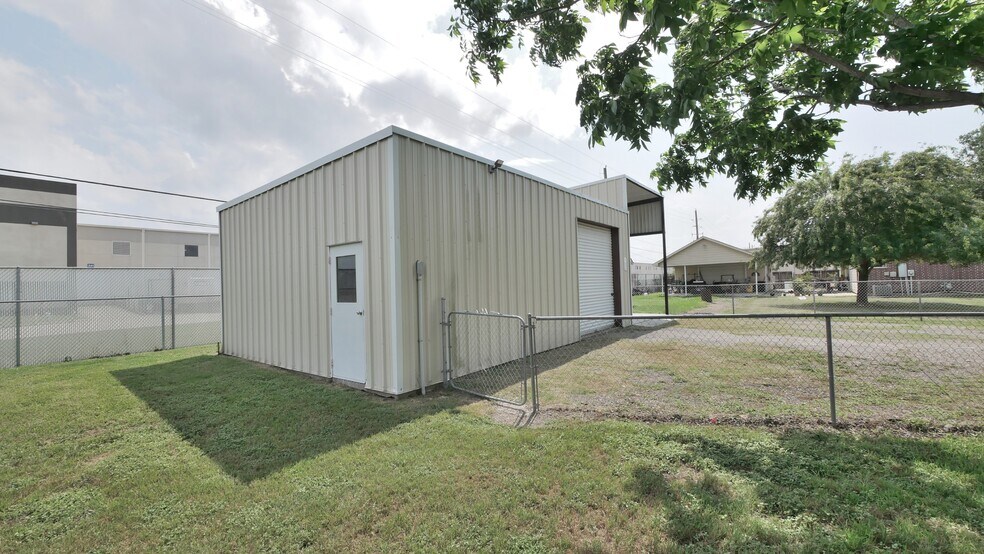 More Photos Of 13203 Weiman Rd, Houston Flex For Lease