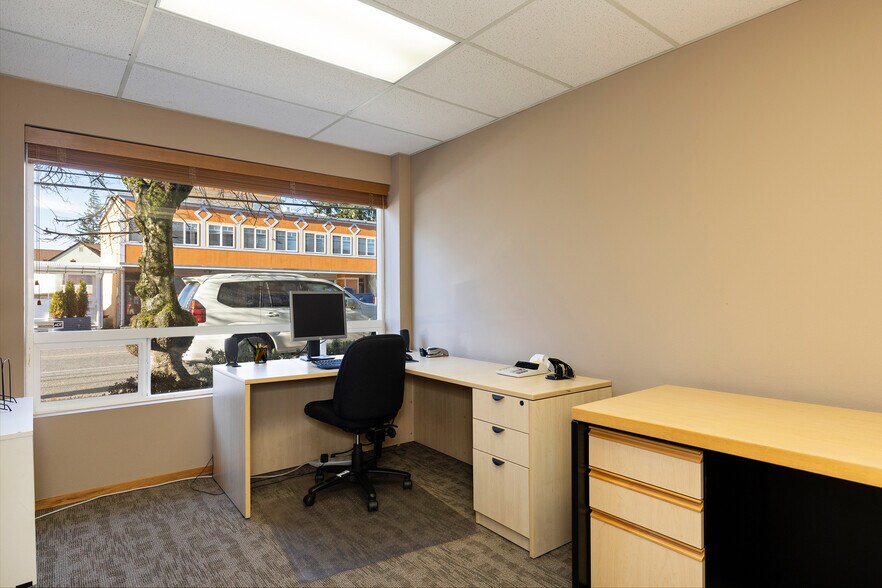 More Photos Of 8804 Roosevelt Way NE, Seattle Office For Sale