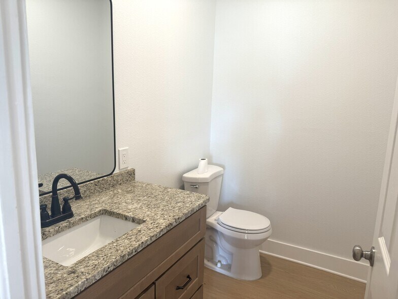 More Photos Of 904 E Moody Blvd, Bunnell Office For Lease