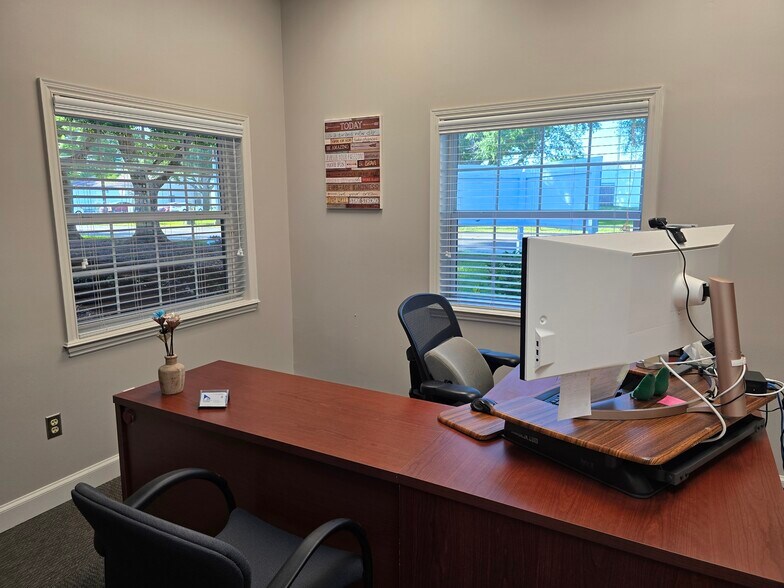 More Photos Of 465 Warren Ave, Longwood Office For Lease