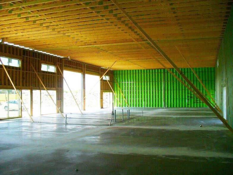 More Photos Of 615 Mission St, Winnipeg Warehouse For Lease