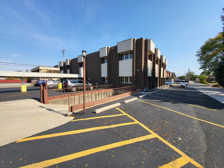 More Photos Of 601 W Central Rd, Mount Prospect Medical For Lease