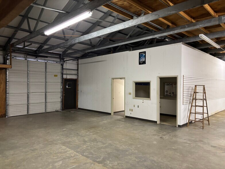 More Photos Of 439 Burton Rd, Lexington Warehouse For Lease