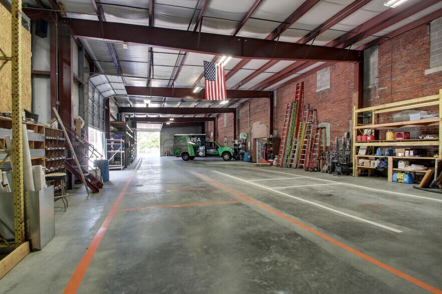 More Photos Of 301 S 7th St, Quincy Light Distribution For Sale