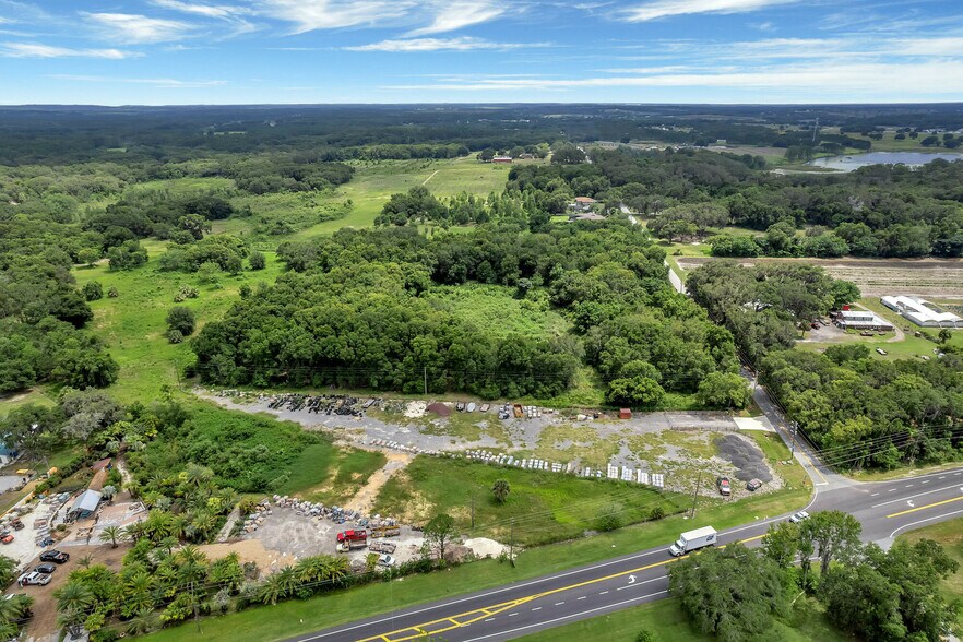 More Photos Of 8440 County Road 48, Yalaha Freestanding For Sale