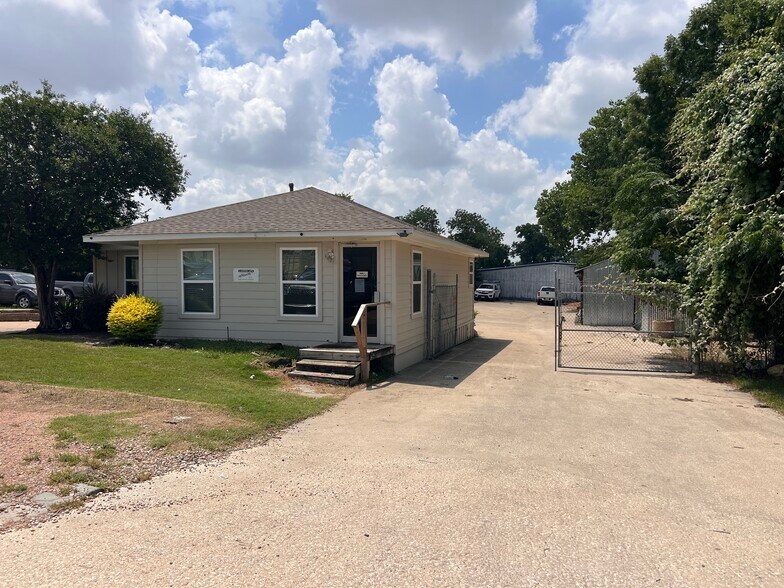 Primary Photo Of 1608 Tantor Rd, Dallas Distribution For Sale
