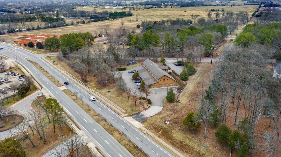 More Photos Of 4220 N Crossover Rd, Fayetteville Medical For Lease