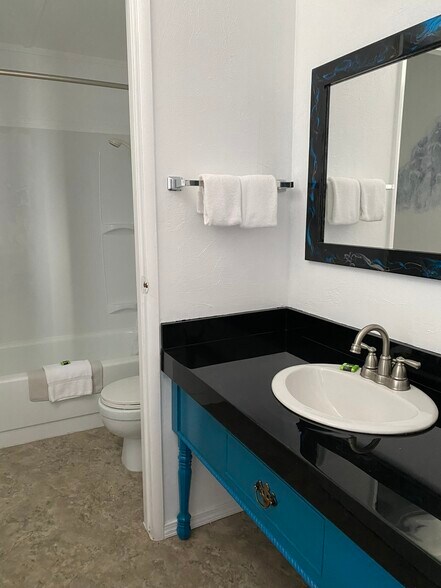 More Photos Of 940 Oregon Ave SE, Bandon Hotel For Sale