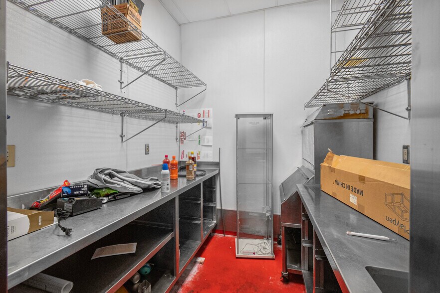 More Photos Of 2807 W 10th Ave, Kennewick General Retail For Sale