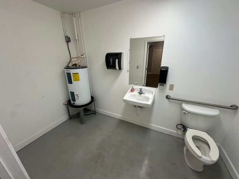 More Photos Of 4143 118th Ave N, Clearwater Warehouse For Lease
