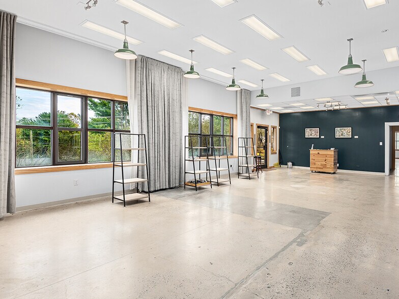 More Photos Of 701 Oriole Dr, Hendersonville Warehouse For Sale