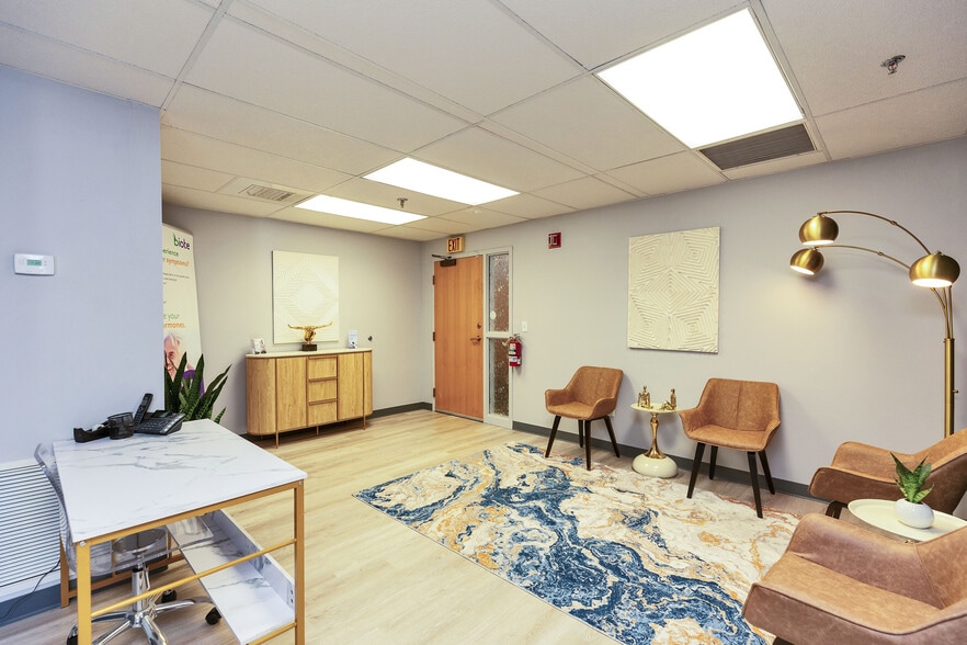 More Photos Of 254 N Broadway, Salem Storefront Retail Office For Sale