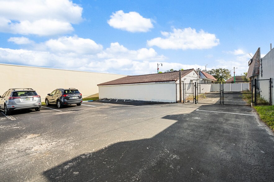 More Photos Of 4749 Hollywood Blvd, Hollywood Storefront Retail Office For Sale