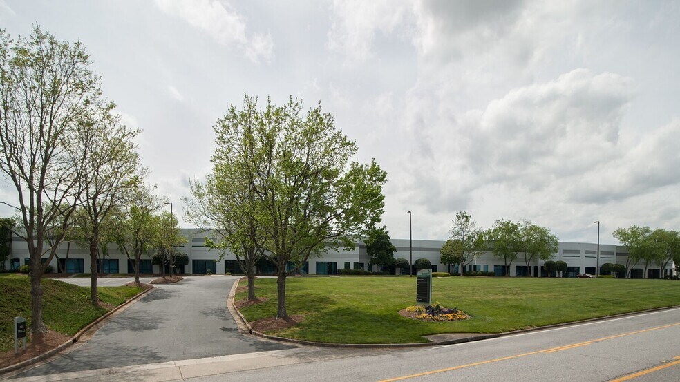 More Photos Of 560 Atlanta S Pky, College Park Unknown For Lease