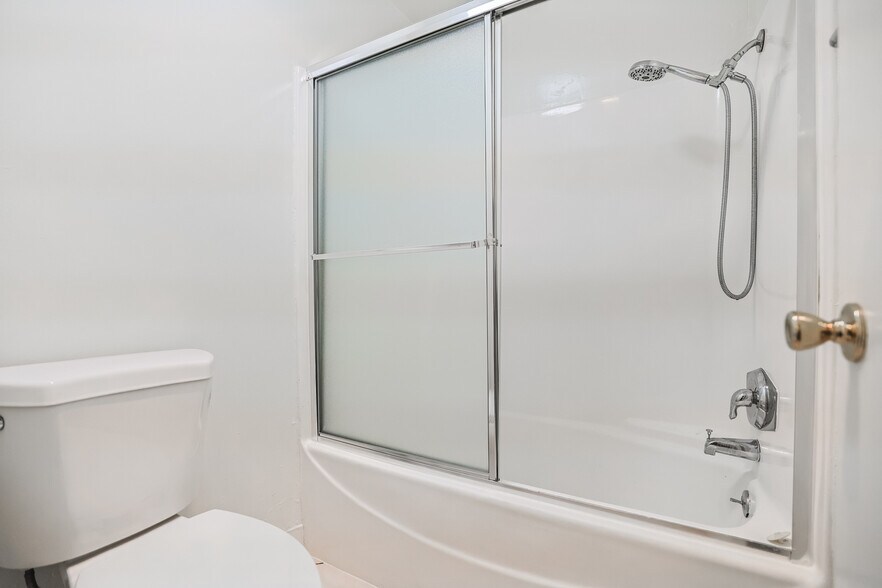 More Photos Of 6121 Woodman Ave, Van Nuys Apartments For Sale