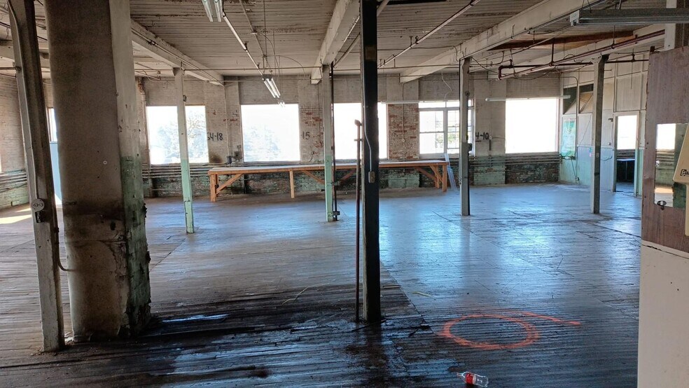 More Photos Of 19-29 Lafayette St, Hartford Distribution For Sale