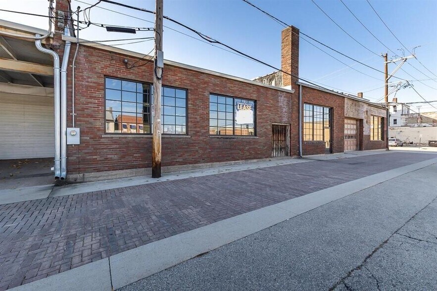 More Photos Of 1084 Iowa St, Dubuque Light Manufacturing For Lease