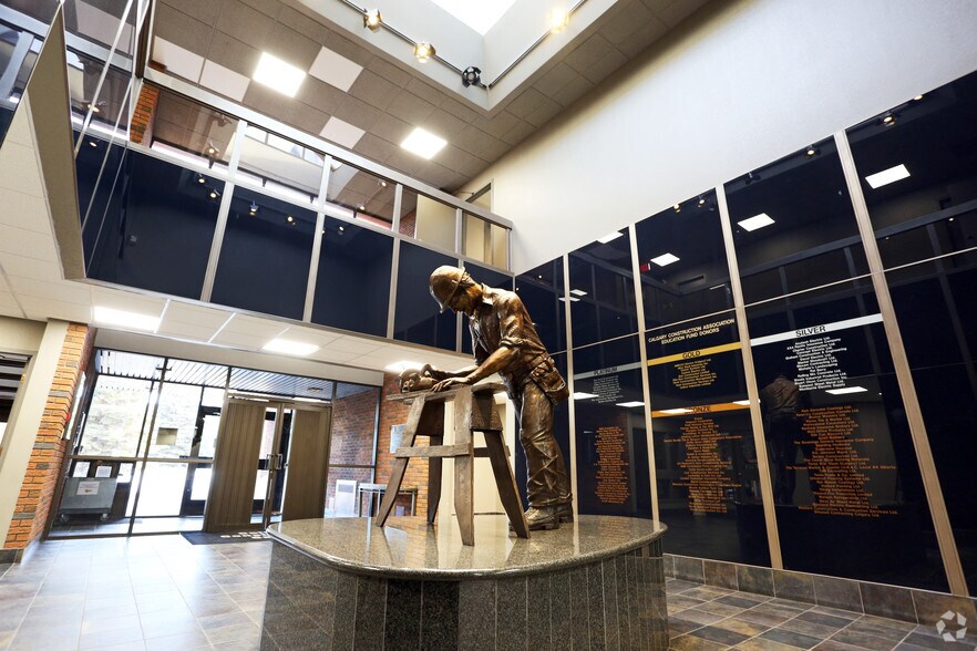 More Photos Of 2725 12th St NE, Calgary Office For Lease