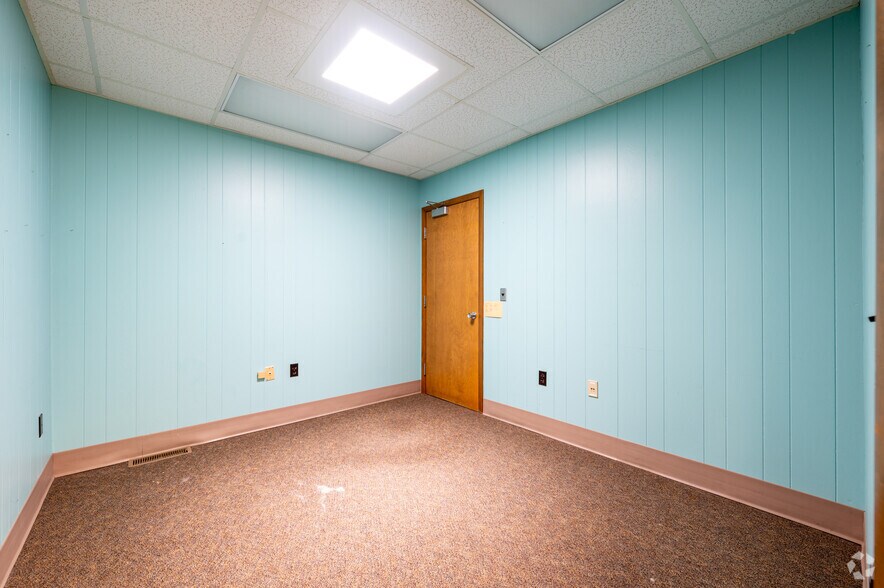 More Photos Of 1515 S 19th St, Elwood Office For Sale
