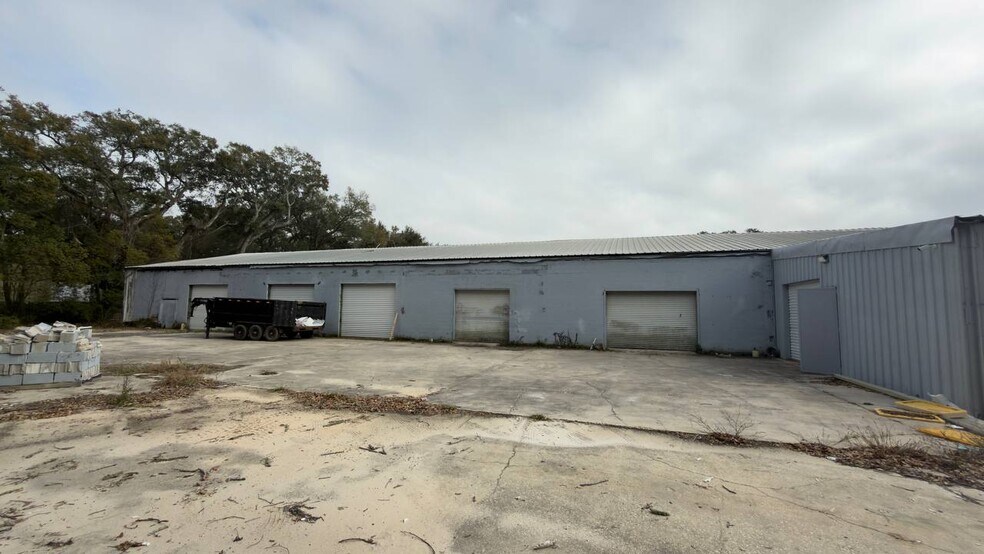 More Photos Of 2800 Delano St, Pensacola Warehouse For Lease