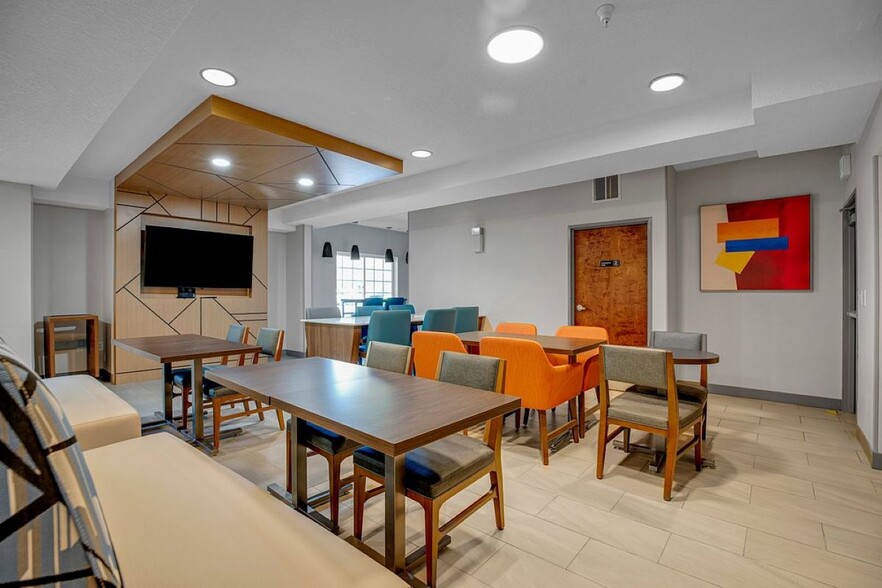 More Photos Of 2300 N Hayden Island Dr, Portland Hotel For Sale