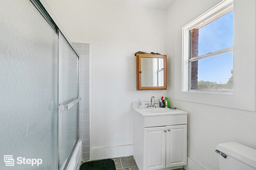 More Photos Of 120 Westminster Ave, Venice Apartments For Sale