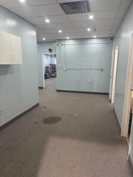 More Photos Of 2455 Cawthra Rd, Mississauga Light Distribution For Lease