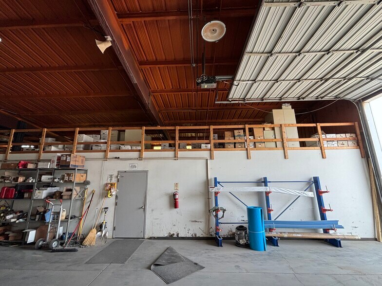 More Photos Of 1304 Rath Ave, Dodge City Distribution For Sale