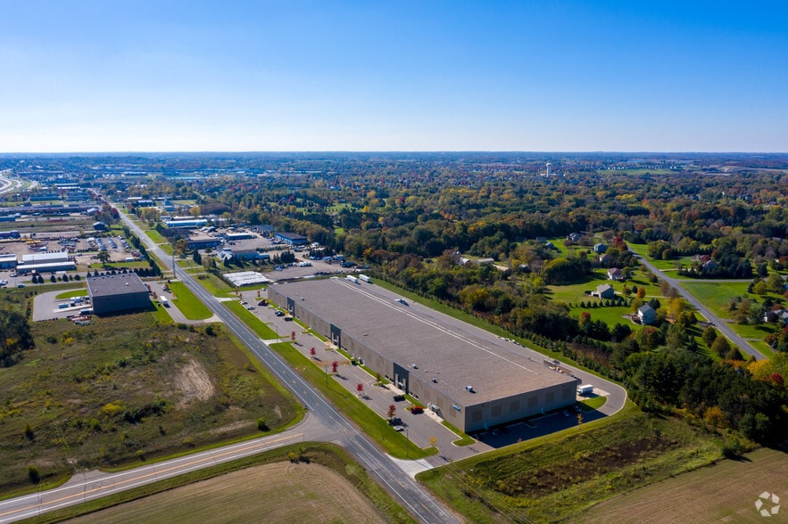 More Photos Of 14140-14198 Northdale Blvd, Rogers Showroom For Lease