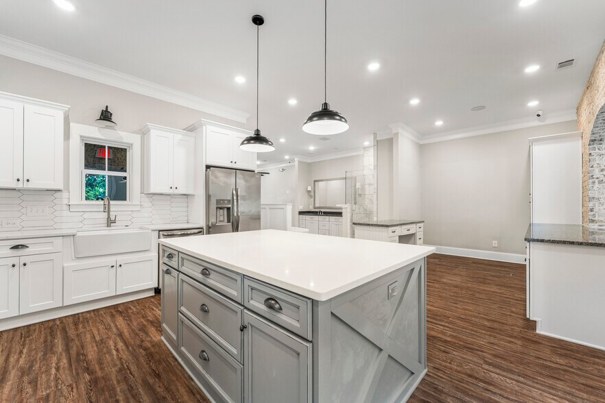 More Photos Of 102 S College St, Hamilton Flex For Sale