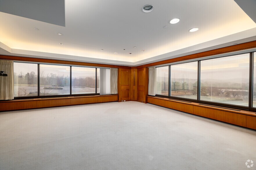 More Photos Of 53 Frontage Rd, Hampton Office For Sale