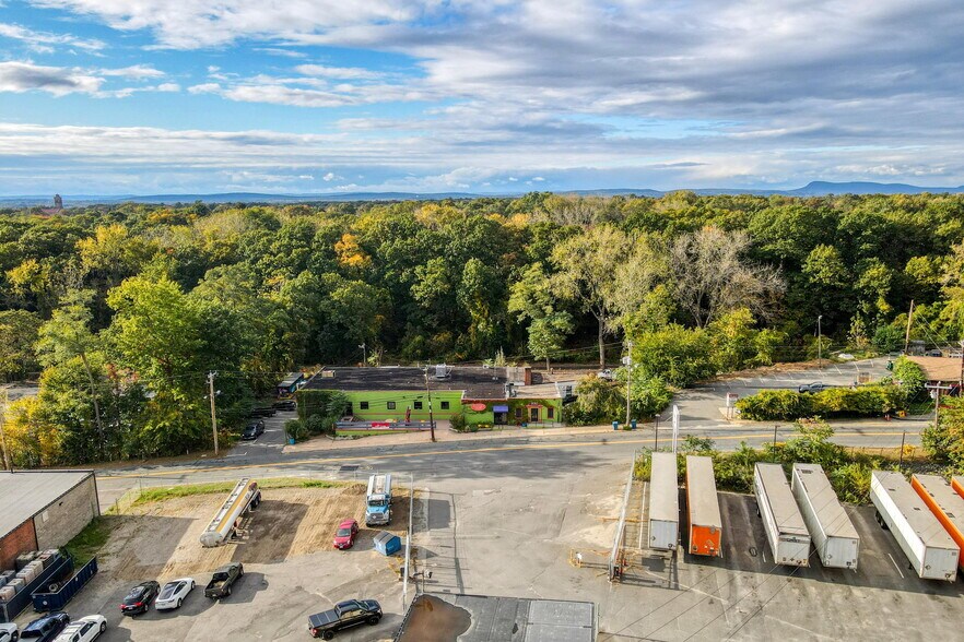 More Photos Of 250 Albany St, Springfield Showroom For Lease