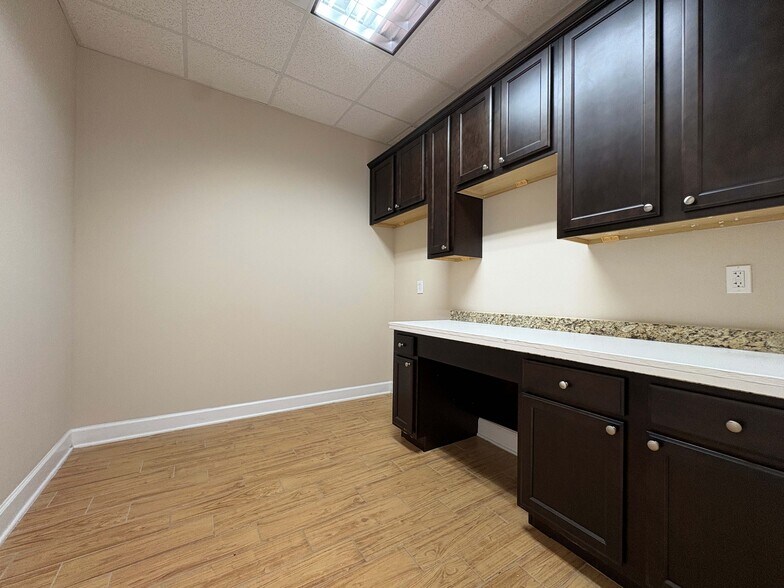 More Photos Of 12440 Emily Ct, Sugar Land Medical For Lease