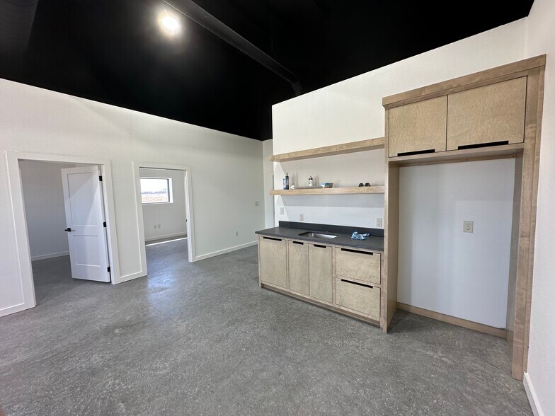 More Photos Of 1608 S County Road 1101, Midland Warehouse For Lease