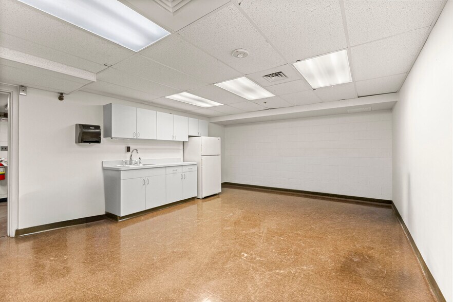 More Photos Of 23700 Goddard Rd, Taylor Bank For Lease