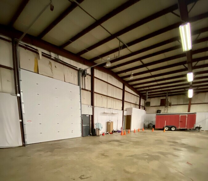 More Photos Of 3850 Capital City Blvd, Lansing Airplane Hangar For Lease