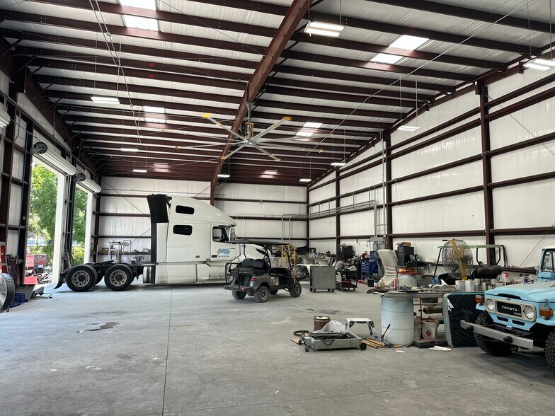 More Photos Of 6015 N US Highway 301, Tampa Warehouse For Lease