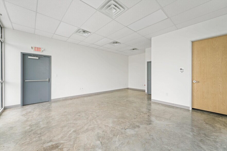 More Photos Of 2050 Commerce Dr, Rosenberg Warehouse For Sale