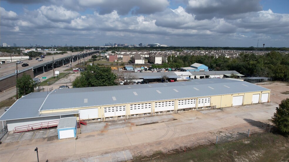 More Photos Of 11533 S Main St, Houston Warehouse For Lease