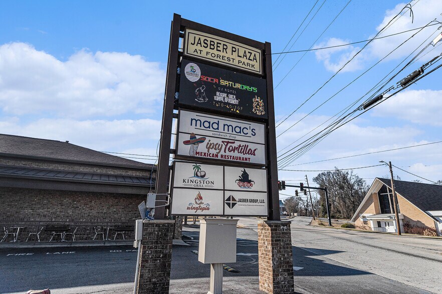 More Photos Of 1105 Main St, Forest Park Freestanding For Lease