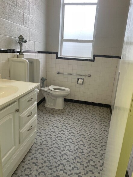 More Photos Of 119 Courthouse, Elizabethtown Medical For Sale
