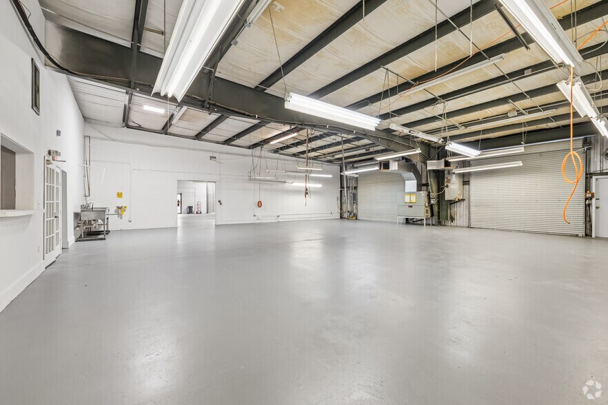 More Photos Of 4408 Corporate Sq, Naples Manufacturing For Sale