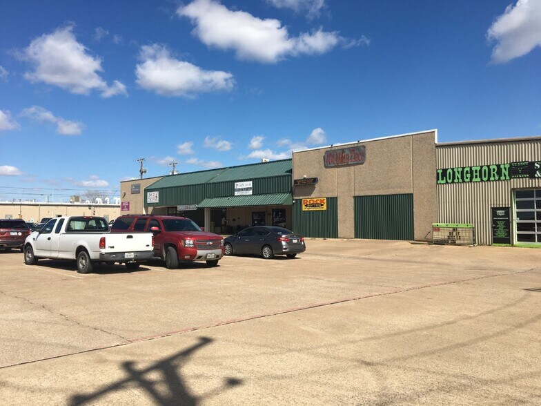 More Photos Of 404 W Main St, Azle Freestanding For Lease