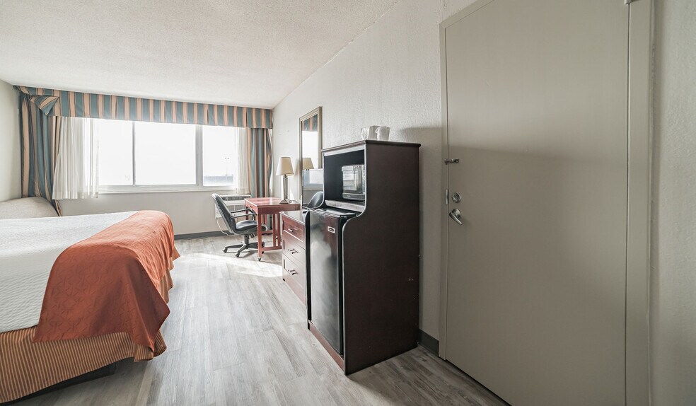 More Photos Of 325 Main St, Keokuk Hotel For Sale