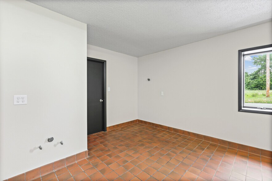 More Photos Of 11 S 2nd St, Festus Office For Sale
