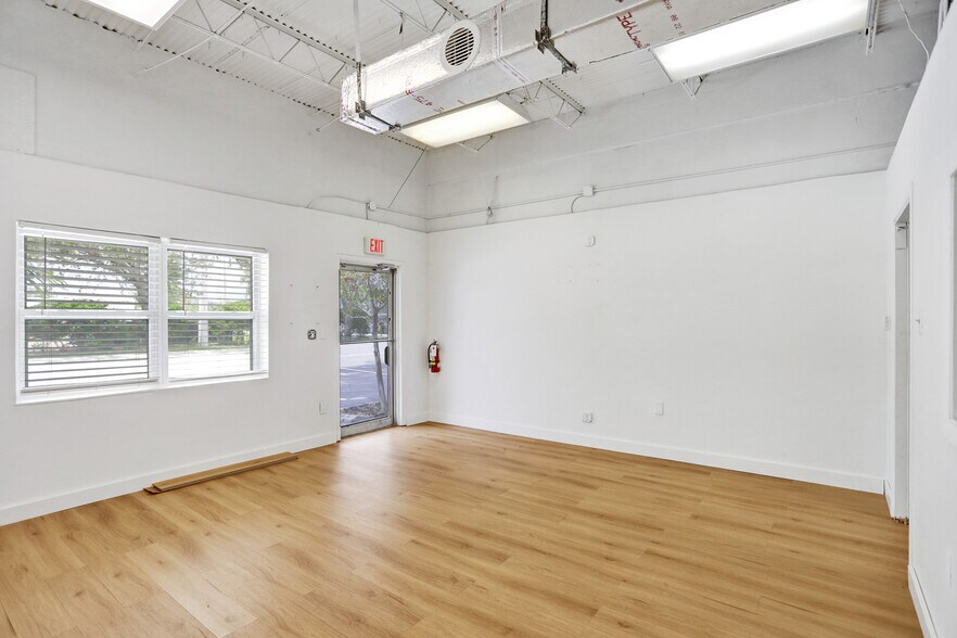 More Photos Of 3930-3948 NE 5th Ave, Oakland Park Warehouse For Lease