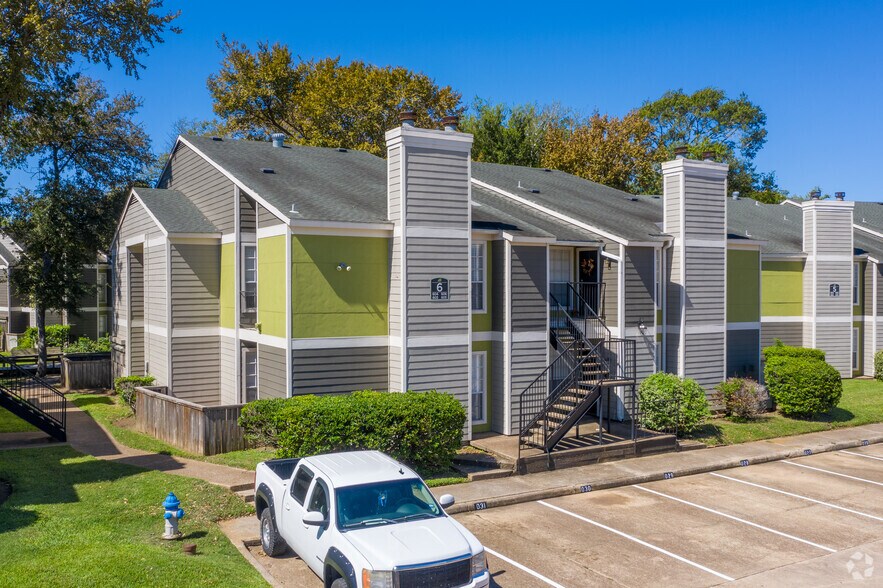 More Photos Of 127 W Plantation Dr, Lake Jackson Apartments For Sale