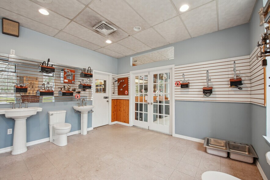 More Photos Of 348 Montauk Hwy, Wainscott Industrial For Sale