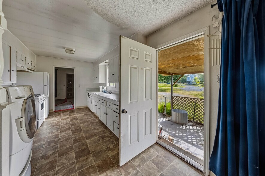 More Photos Of 6531 Lower River Rd, Grants Pass Specialty For Sale