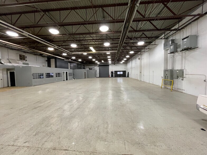 More Photos Of 1371 Saw Mill Run Blvd, Pittsburgh Warehouse For Lease